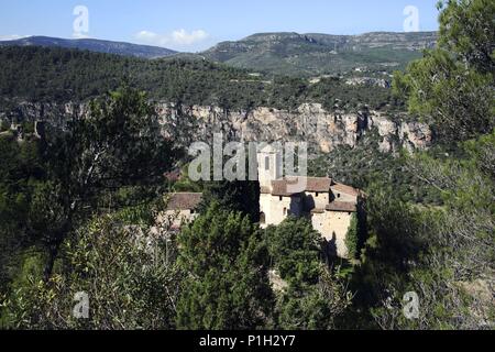 Spanien - Katalonien - Alt Camp (Bezirk) - TARRAGONA. Querol; esglesia parroquial i paisatge serrà. Stockfoto