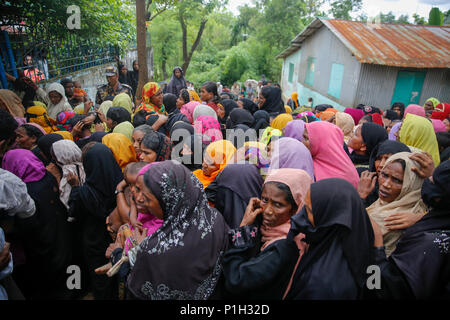 Rohingya-flüchtlinge warten für biometrische Erfassung an der Kutupalong Flüchtlingslager bei Ukhia in Cox's Bazar, Bangladesch Stockfoto