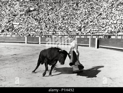 Original Film Titel: TARDE DE TOROS. Englischer Titel: NACHMITTAG DER STIERE. Film Regie: LADISLAO VAJDA. Jahr: 1956. Stars: DOMINGO ORTEGA. Credit: CHAMARTIN/Album Stockfoto