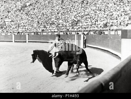 Original Film Titel: TARDE DE TOROS. Englischer Titel: NACHMITTAG DER STIERE. Film Regie: LADISLAO VAJDA. Jahr: 1956. Stars: ANTONIO BIENVENIDA. Credit: CHAMARTIN/Album Stockfoto