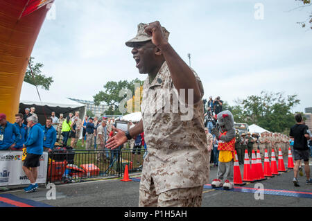 Us Marine Corps Ronald L. Grün, 18 Sergeant Major des Marine Corps, motiviert schienen, als sie die Ziellinie bei der 41st jährlichen Marine Corps Marathon, Arlington, Va., Nov. 30, 2016. Bekannt als "Der Marathon, "die 26,2 Kilometer rennen, dem drittgrößten Marathon in den Vereinigten Staaten, zieht mehr als 30.000 Teilnehmer jährlich. (U.S. Marine Corps Foto von Lance Cpl. Micha R. Pierce) Stockfoto