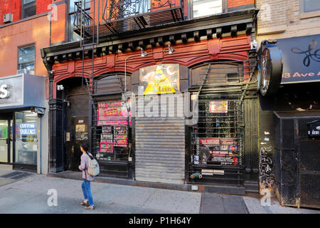 [Historisches Schaufenster] The Pyramid Club, 101 Avenue A, New York, NYC Schaufenster Foto einer Bar und eines Clubs in Manhattans East Village Nachbarschaft. Stockfoto