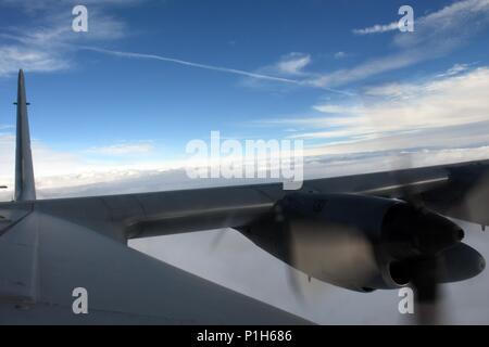 Die hintere Ansicht aus einer C-130H Hercules über Polen während Aviation Detachment 17-1, während 94th Airlift Wing Besatzungen in einem kampfjet Steuerhinterziehung Übungsflug teilnehmen, Okt. 24, 2016. 94 AW Flieger gemeinsam ausgebildet, die mit der polnischen Luftwaffe zur Unterstützung der Operation Atlantic lösen, Oct 3-28. (U.S. Air Force Foto: Staff Sgt. Alan Abernethy) Stockfoto