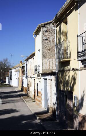 Spanien - Valencia autonome Region - La Plana de Utiel Requena (Kreis) - Valencia. El Rebollar; Calle con Iglesia al Fondo. Stockfoto