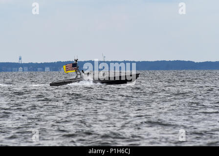 151005-N-PO 203-547 Virginia Beach, Virginia (Okt. 2010) 3, 2016) Eine unbemannte Starren - Rumpf Schlauchboot arbeitet autonom in einem Büro von Naval Research (ONR) geförderte Demonstration von swarmboat Technologie an gemeinsamen Expeditionary Base wenig Creek-Fort Geschichte statt. Während der Demonstration vier Boote mit einem Onr - geförderte System namens CARACaS (Steuerungsarchitektur für Robotic Agent Befehl Sensing), autonom betrieben während der verschiedenen Szenarien, die identifizieren, Trail oder verfolgen ein Ziel von Interesse. (U.S. Marine Foto von John F. Williams/Freigegeben) Stockfoto