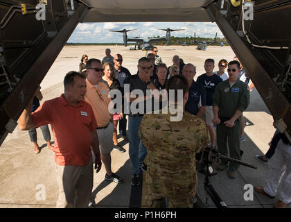 Team Dover Ehrenmitglieder Kommandanten und bürgerliche Führer eine Tour von einem statischen CV-22 Osprey während einer Community Relations tour Okt. 20, 2016, at Hurlburt Field, Fla. hurlburt Field ist die Heimat des Air Force Special Operations Command. (U.S. Air Force Foto von älteren Flieger Zachary Cacicia) Stockfoto