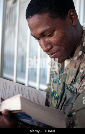 "Ich genieße, Forschung, sein mein Lieblings Teil meines Jobs", sagte Pfc. Tirel Smithson, eine Armee rechtsassistent von Pittsburgh PA., mit der 316 Sustainment Command (Auslandseinsätze), eine US-Army Reserve Einheit aus Coraopolis, Pa' ist, dass ich neu in der Armee bin ich genieße das ständige Lernen Forschung gibt mir und wachsen in meiner Karriere durch meine Arbeit." (US-Armee Foto von Sgt. Christopher Bigelow) Stockfoto