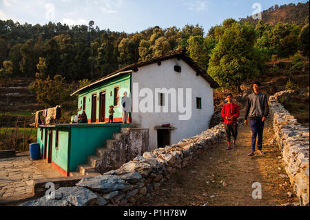 Haus in der Nähe des Wald Straße an Kala Agar Dorf, Kumaon Hügel, Uttarakhand, Indien Stockfoto