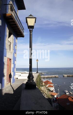 Spanien - Baskenland - Bajo Deba (Kreis) - guipuzcoa. Mutriku/Motrico; Puerto/Casas. Stockfoto