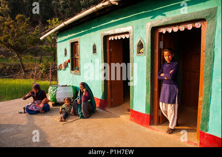 Indische Familie leben in einem Haus in der Nähe des Waldes Straße an Kala Agar Dorf, Kumaon Hügel, Uttarakhand, Indien Stockfoto