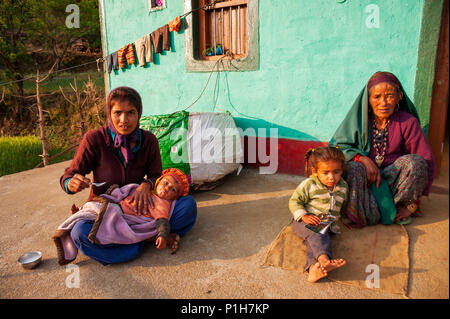 Indische Familie leben in einem Haus in der Nähe des Waldes Straße an Kala Agar Dorf, Kumaon Hügel, Uttarakhand, Indien Stockfoto