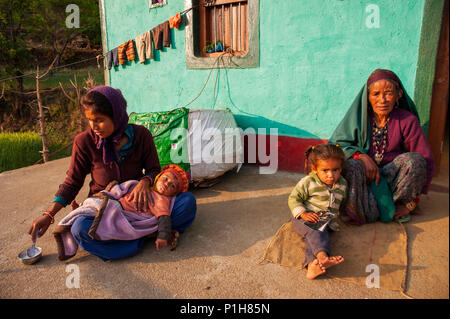 Indische Familie leben in einem Haus in der Nähe des Waldes Straße an Kala Agar Dorf, Kumaon Hügel, Uttarakhand, Indien Stockfoto