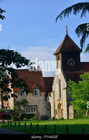 Nachmittags Sonnenlicht auf St. Mary the Virgin Kirche fast vollständig Norman mit einigen 12., frühen 14. Jahrhundert und viktorianischen Ergänzungen, Hurley, Berks, Großbritannien Stockfoto