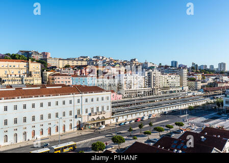 Lissabon, Portugal - 19. Mai 2017: Lissabon Altstadt mit Santa Apolonia Bahnhof im Vordergrund unter einem klaren blauen Himmel. Blick auf die Stadt von Cruise s Stockfoto