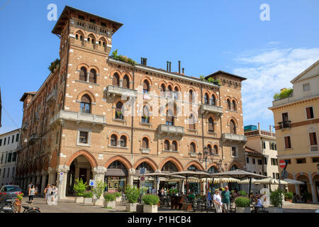 Eine neo-romanischen Gebäude an der Piazza San Vito, Treviso, Italien. Stockfoto