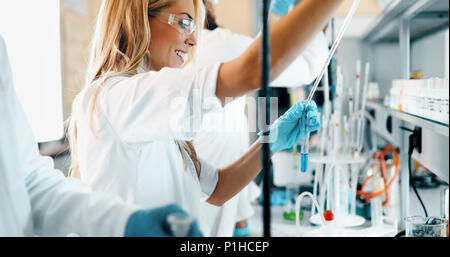 Junge Studenten der Chemie im Labor arbeiten Stockfoto