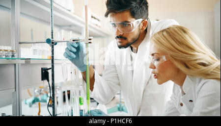 Gruppe von Chemie Studenten im Labor arbeiten Stockfoto