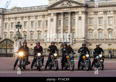 (Von links nach rechts) Hugh Francis Anderson auf dem Krazy Horse Bike, Simon de Burton auf dem House of Hackney Bike, Jeremy Taylor auf dem Dan Baldwin Bike, Oli Wheeler und Tina Hobley auf dem Boyarde Bike, Michael Mann Reiten der Belstaff Fahrrad und Tommy Clarke Reiten der Luke Edward-Hall & Saloni Fahrrad bilden die maßgeschneiderte Royal Enfield Flotte vor Buckingham Palace für die Elephant Family â €˜Concours d'Elephant' Dämmerung RAID während der Fotowand in London. DRÜCKEN SIE VERBANDSFOTO. Bilddatum: Dienstag, 12. Juni 2018. Eine maßgeschneiderte Flotte von 12 Ambassador-Fahrzeugen, acht Royal Enfield m Stockfoto