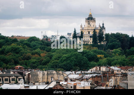 Luftaufnahme auf Altstadt mit Dächern und St. George's Kirche gegen cloudscape in Lemberg, Ukraine Stockfoto