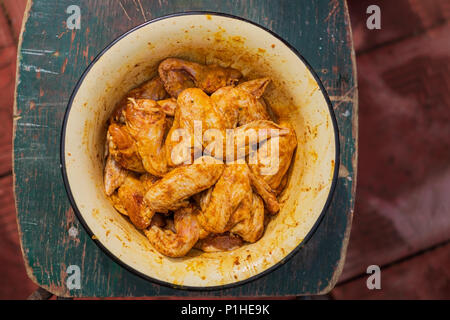 Close up spicy Chicken Wings für das Grillen für Party Food. Raw Chicken Wings für Cook Abendessen. Ansicht von oben Stockfoto