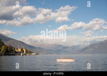 Boot am Comer See, Italien. Panorama mit Alpen im Hintergrund. Stockfoto