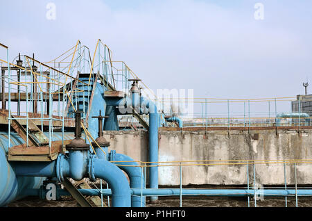 Industriellen Raum mit vielen Rohren und Kommunikation auf dem Hintergrund des blauen Himmels. alte Kläranlage auf Wasserversorgung Unternehmen der Stadt. K Stockfoto