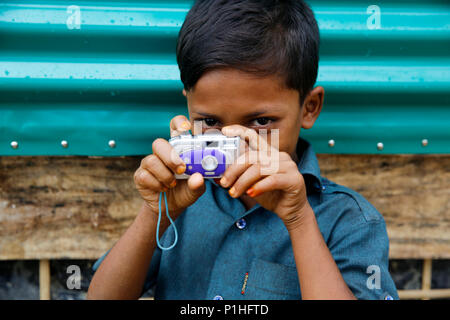 Ein Rohingya Flüchtlinge Junge mit seinem Spielzeug Kamera auf Kutupalong Flüchtlingslager bei Ukhiya in Cox's Bazar, Bangladesch Stockfoto