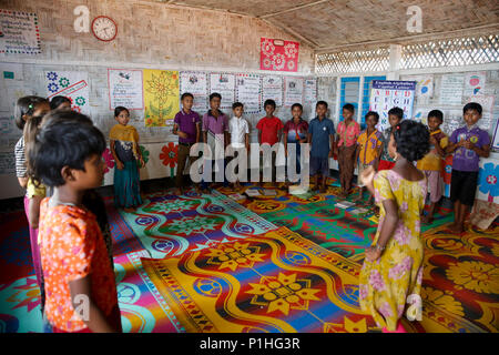 Rohingya Flüchtlinge Kinder besuchen die Klasse auf einen temporären Schule in Kutupalong Flüchtlingslager bei Ukhiya in Cox's Bazar, Bangladesch Stockfoto