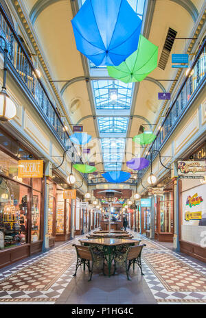 Adelaide Arcade ist ein frühes Beispiel Victorianischer Architektur. Der Boden ist aus Carrara Marmor mit schwarzen und weißen encaustic Fliesen in einem Mosaik pa gemacht Stockfoto