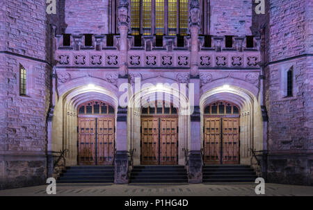Der Eingang des Bonython Halle ist majestätisch, besonders in der Nacht mit den bunten Lichtern. Stockfoto