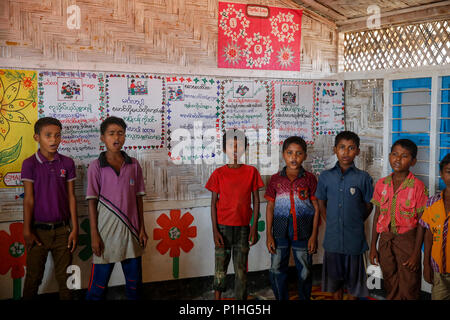 Rohingya Flüchtlinge Kinder besuchen die Klasse auf einen temporären Schule in Kutupalong Flüchtlingslager bei Ukhiya in Cox's Bazar, Bangladesch Stockfoto