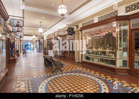 Es gibt viele exklusive Geschäfte in Adelaids berühmten Regent Arcade. Stockfoto