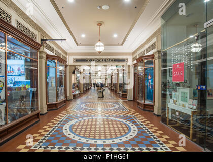 Regent Arcade ist eine schöne Einkaufspassage mit vielen exklusiven Geschäften. Es wurde ursprünglich als Theater gebaut, wurde 1967 in eine Arkade umgewandelt. Stockfoto