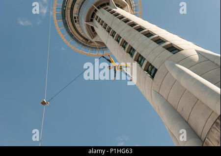 Frau in Overall Spaß sky Springen Auckland Sky Tower in Neuseelands Hauptstadt Stockfoto