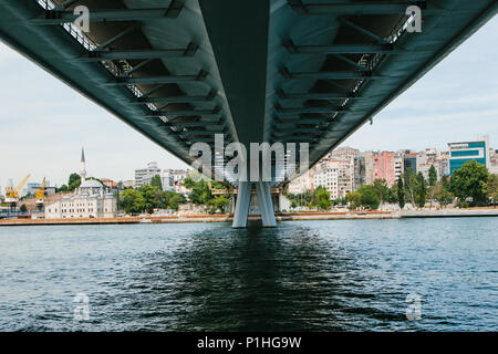 Symmetrisch. Der untere Teil der Brücke in Istanbul verbindet den asiatischen Teil mit den europäischen Teil der Stadt. Architektur von Istanbul im Hintergrund Stockfoto