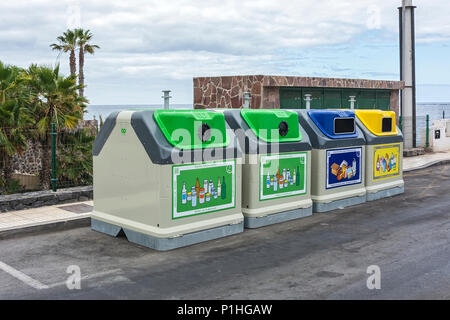 Spanien, Teneriffa, La Coleta - Mai 18, 2018: Behälter für getrennte Sammlung von sekundären Rohstoffen Stockfoto