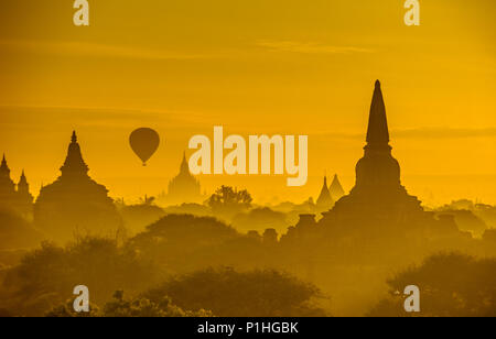 Sonnenaufgang über dem alten Bagan, Myanmar Stockfoto