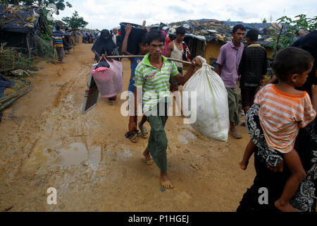 Ein gehen einen langen Weg aus Myanmar nach Bangladesch, Rohingyas an erreicht die Kutupalong Flüchtlingslager bei Ukhiya in Cox's Bazar, Bangladesch Stockfoto