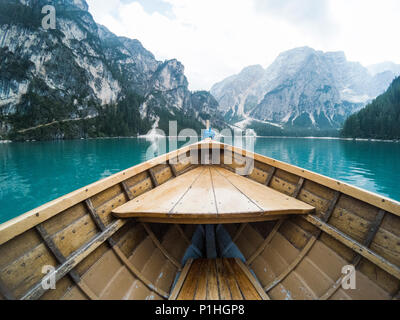 Holz- Boot an der Alpinen See. Lago di Braies, Dolomiten, Alpen, Italien Stockfoto