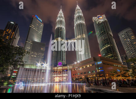 Kuala Lumpur, Malaysia - eine gemütliche Hauptstadt bietet viele interessante Sehenswürdigkeiten, die bekannteste von ihnen ist der Petronas Towers Stockfoto