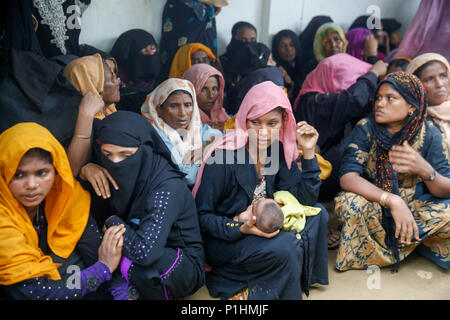 Rohingya-flüchtlinge warten für biometrische Erfassung an der Kutupalong Flüchtlingslager bei Ukhia in Cox's Bazar, Bangladesch Stockfoto