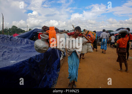 Ein gehen einen langen Weg aus Myanmar nach Bangladesch, Rohingyas an erreicht die Kutupalong Flüchtlingslager bei Ukhiya in Cox's Bazar, Bangladesch Stockfoto