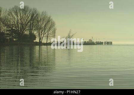 Misty Tag auf See (Lago) Trasimeno, Umbrien, Italien, mit Blick auf die Isola Maggiore Stockfoto