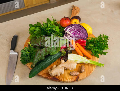 Mehrere Gemüse auf einem Holzbrett. Zutaten für detox Diät. Stockfoto
