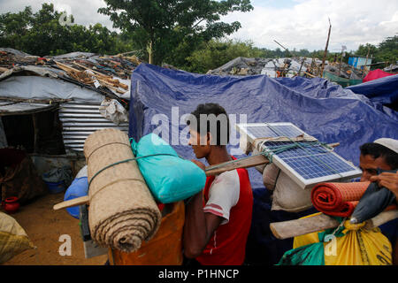 Ein gehen einen langen Weg aus Myanmar nach Bangladesch, Rohingyas an erreicht die Kutupalong Flüchtlingslager bei Ukhiya in Cox's Bazar, Bangladesch Stockfoto