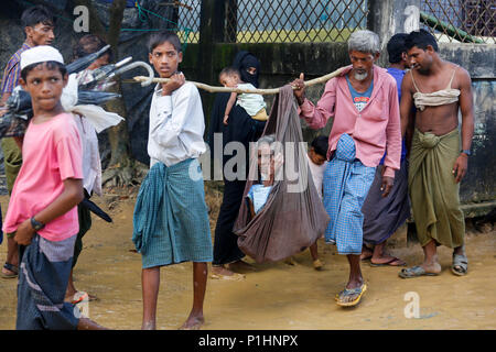 Ein gehen einen langen Weg aus Myanmar nach Bangladesch, Rohingyas an erreicht die Kutupalong Flüchtlingslager bei Ukhiya in Cox's Bazar, Bangladesch Stockfoto