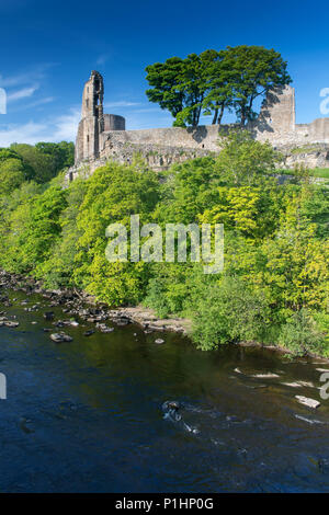 Barnard Castle, im 12. Jahrhundert erbaut, am Rande des Flusses Tees in Co Durham, UK. Stockfoto