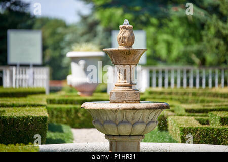 Botanischer Garten von Sežana, Slowenien aus dem 19. Jahrhundert, einem 150 Jahre alten Zeder, Blumenbeete, blühende Laubengänge und die palmarium - Garten der Freude Stockfoto