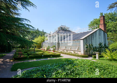 Botanischer Garten von Sežana, Slowenien aus dem 19. Jahrhundert, einem 150 Jahre alten Zeder, Blumenbeete, blühende Laubengänge und die palmarium - Garten der Freude Stockfoto