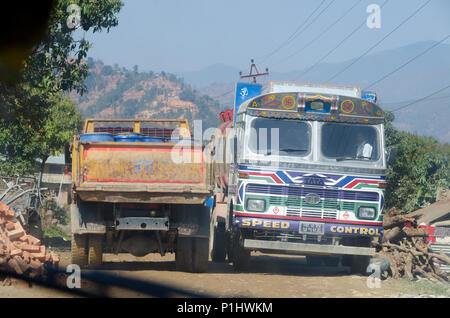 Bus Lastwagen auf schmalen Feldweg, trishuli Tal, in der Nähe von Kathmandu, Nepal Stockfoto